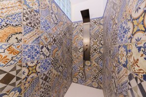 Douche, séchoir à cheveux, serviettes fournies