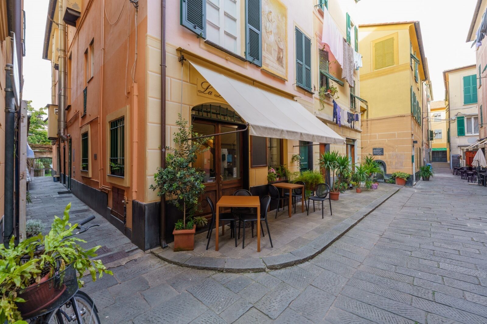 تناول الطعام بالخارج