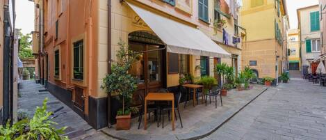 تناول الطعام بالخارج