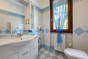 Een douche, een haardroger, handdoeken