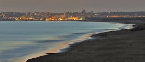 Una spiaggia nelle vicinanze