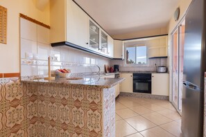 Fridge, oven, stovetop, dishwasher