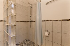 Shower, hair dryer, towels - Vacation 'Lanzarote' with Shared Pool, Wi-Fi and Air Conditioning (Costa Calma)
