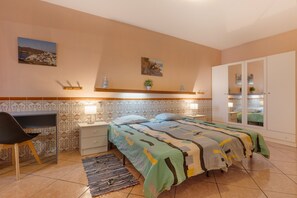 3 slaapkamers, een strijkplank/strijkijzer, gratis wifi, beddengoed