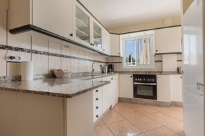 Fridge, microwave, oven, stovetop - Vacation 'Gran Canaria' with Shared Pool, Wi-Fi and Air Conditioning (Costa Calma)
