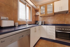 Fridge, oven, stovetop, dishwasher