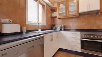 Frigorifero, microonde, forno, piano cottura