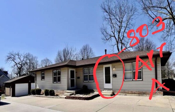 Exterior - Duplex 2 Beds 1 bath Unit WiFi ,Heat & AC in Bloomington Illinois (Bloomington)