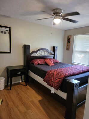 2 soverom, skrivebord, strykejern/-brett og wi-fi