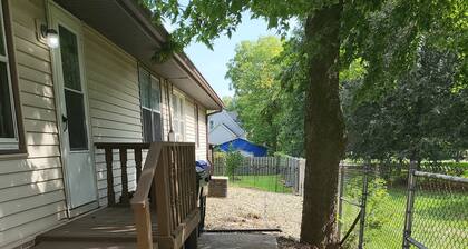 Duplex 2 Beds 1 bath Unit WiFi ,Heat & AC in Bloomington Illinois
