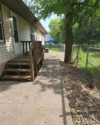 Duplex 2 Beds 1 bath Unit WiFi ,Heat & AC in Bloomington Illinois