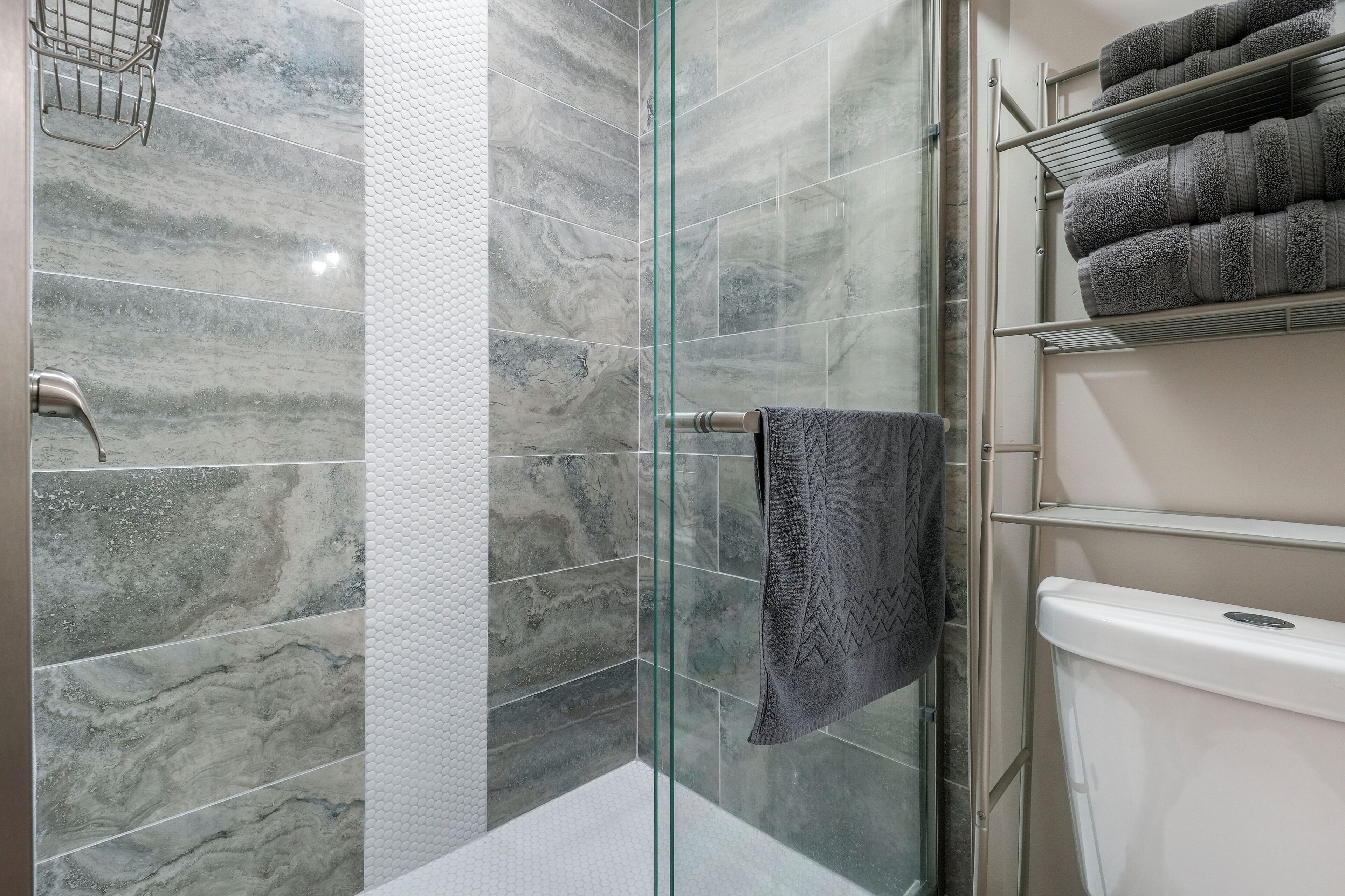 Douche, séchoir à cheveux, serviettes fournies, savon