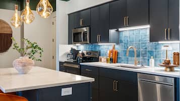 Refrigerador, microondas, horno y parrilla de estufa