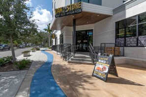 Un edificio con un cartello che riporta 'Oak & Stone Craft Beer & Artisan Pizza'.