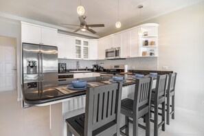 Mikrobølgeovn, ovn, kokeplater og oppvaskmaskin