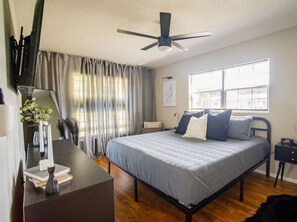 2 多间卧室、办公桌、熨斗/熨衣板、旅行婴儿床