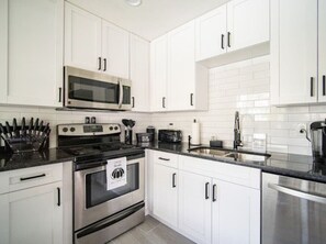 Køleskab, mikrobølgeovn, ovn, kogeplade