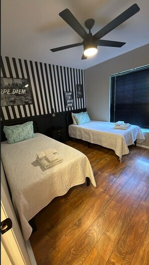 2 Schlafzimmer, Schreibtisch, Bügeleisen/Bügelbrett, Reisekinderbett