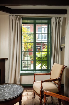 Suite, 1 kingsize-seng, balkong, bakgårdsutsikt | Wi-fi (inkludert)