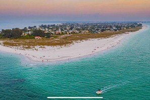 Una spiaggia nelle vicinanze