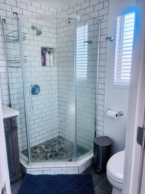 Douche, serviettes fournies, savon, papier toilette