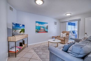 TV - Christmas on AMI*Heated Pool*Sandy Toes* (Holmes Beach)