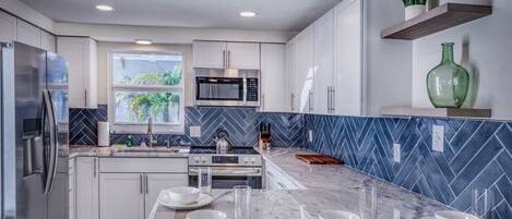 Køleskab, mikrobølgeovn, ovn, kogeplade