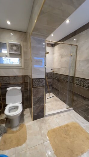 Doccia, bidet, asciugamani, sapone