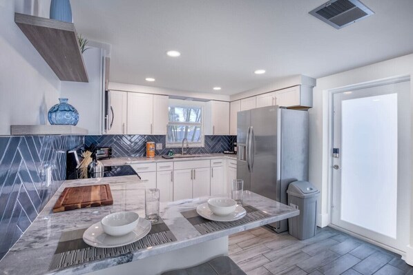 Kühlschrank, Mikrowelle, Ofen, Herdplatte