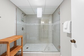 Dusche, Haartrockner, Handtücher