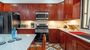 Réfrigérateur, four à micro-ondes, un four, surface de cuisson