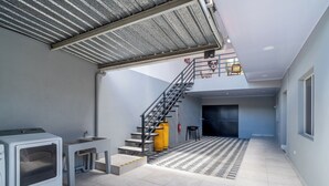 A modern interior with a staircase, a washing machine, and a sink. - Spacious 5-bedroom house in welcoming Managua with WiFi, AC (Managua)