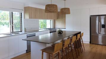 House, 5 Bedrooms | Private kitchen | Electric kettle, dining tables