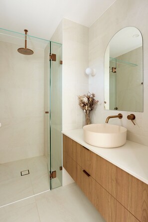 House, 5 Bedrooms | Bathroom - Tugun Retreat - 5BRM Home with Pool (Tugun)