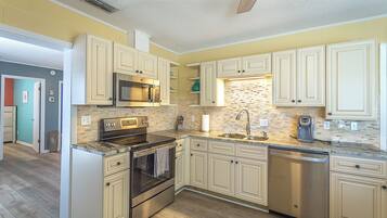 Jääkaappi, mikroaaltouuni, uuni, liesi