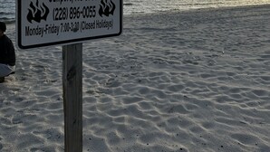 Schild für Feuerstellen mit Angaben zu Reservierung und Kontaktinformationen.