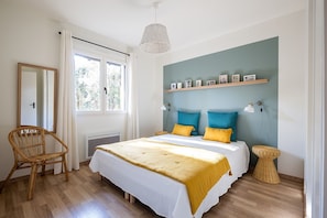 18 bedrooms, iron/ironing board, WiFi, bed sheets