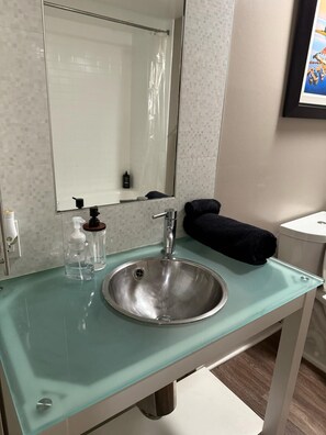 Serviettes fournies, savon, shampoing, papier toilette