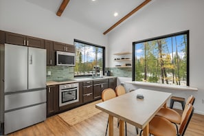Fridge, microwave, oven, stovetop - Off Grid Stays - Treehouse #1 (Columbia Falls)