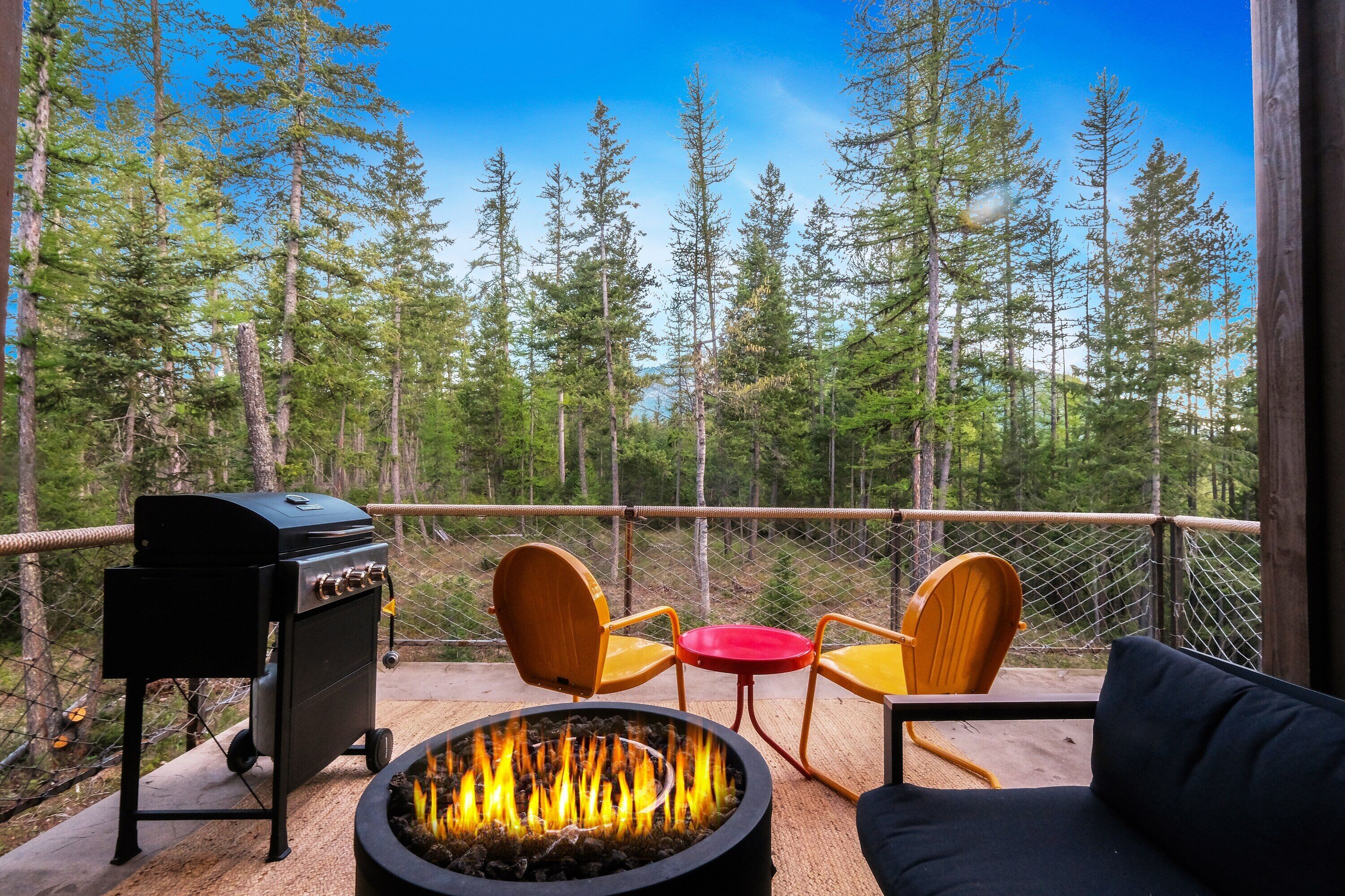 Une terrasse dotée d’un foyer, d’un barbecue et de meubles pour se détendre en plein air.