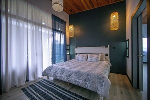 3 bedrooms, desk, iron/ironing board, travel cot - Casa Azulada-King beds, pool, BBQ, parking on property, 5 min to LaFortuna! (La Fortuna)