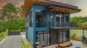 Outdoor dining - Casa Azulada-King beds, pool, BBQ, parking on property, 5 min to LaFortuna! (La Fortuna)