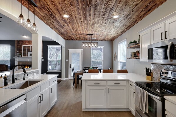 Een koelkast, een magnetron, een oven, een kookplaat