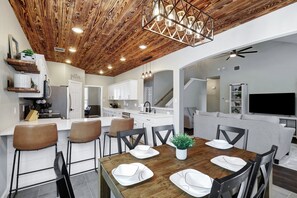 Dining - Brightstone - A Birdy Vacation Rental (San Antonio)