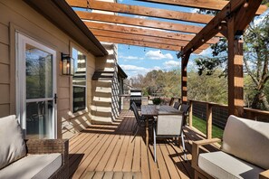 Outdoor dining - Brightstone - A Birdy Vacation Rental (San Antonio)