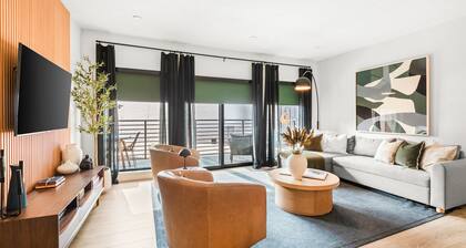 Layla's Nashville Retreat | Walk to Broadway, Pool, Gym, Free Parking! Great Summer Rates