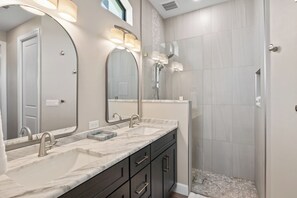 Dusche, Haartrockner, HandtĂŒcher, Seife