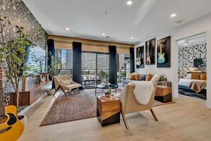 Fernseher, Tischtennisplatte, Bücher