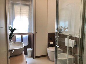 Deluxe Apartment, City View | Bathroom | Shower, free toiletries, hair dryer, towels - VISCONTI APARTMENT (Rome)