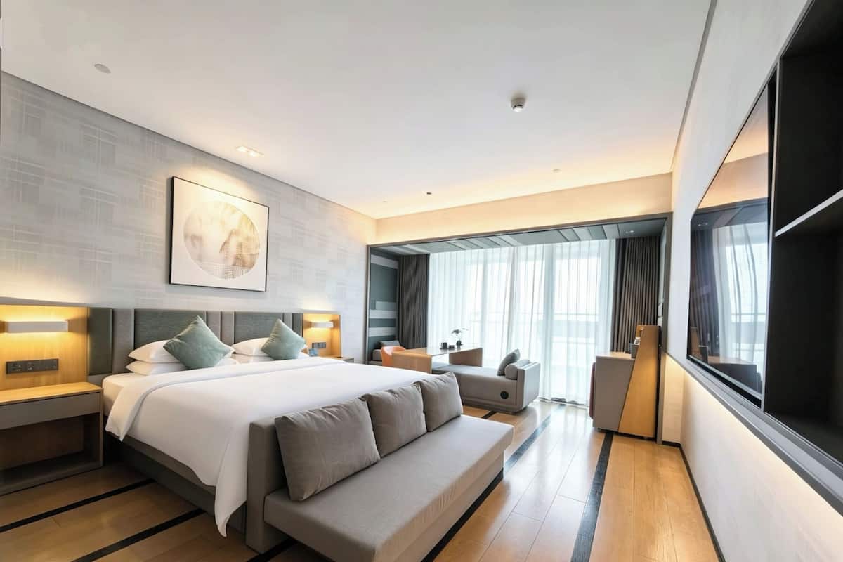 Premium bedding, minibar (free items), in-room safe, desk